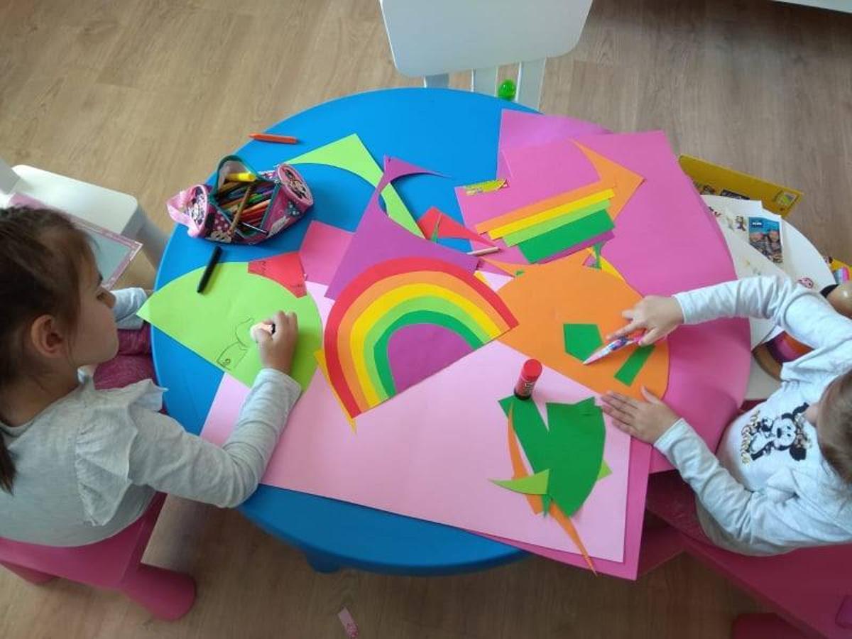 Fotos: Los más pequeños cuelgan mensajes de ánimos en sus balcones