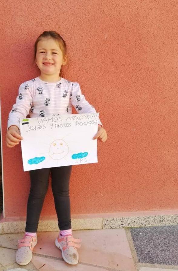 Fotos: Los más pequeños cuelgan mensajes de ánimos en sus balcones