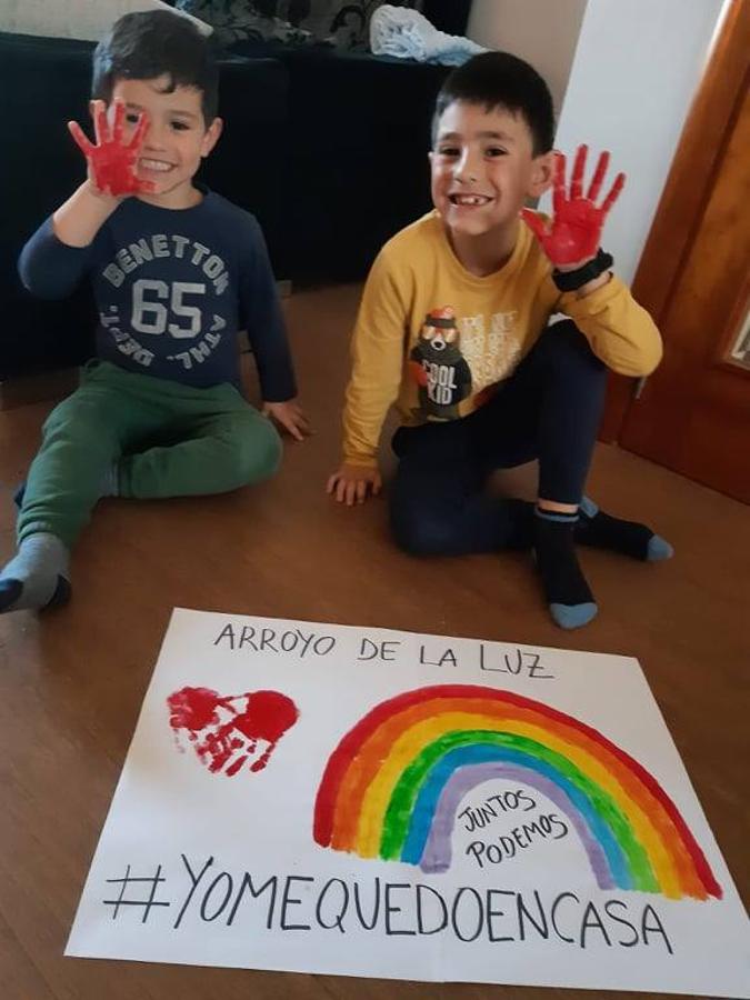 Fotos: Los más pequeños cuelgan mensajes de ánimos en sus balcones