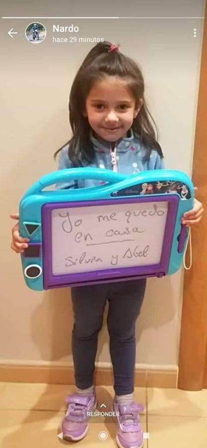 Fotos: Los más pequeños cuelgan mensajes de ánimos en sus balcones