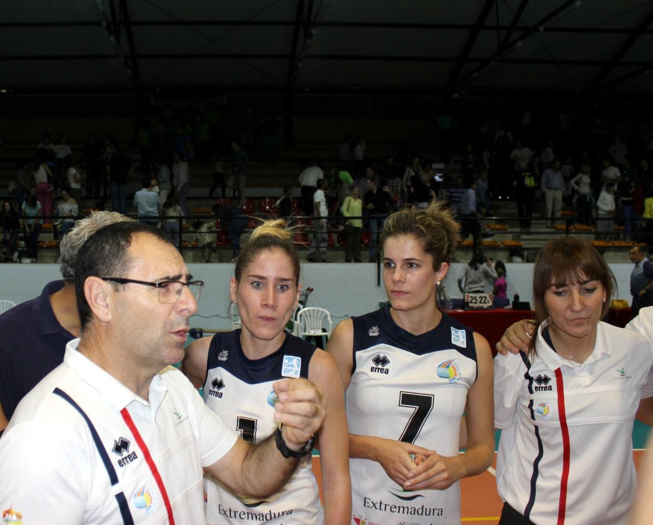 Adolfo Gómez instruye a sus jugadoras tras un partido.