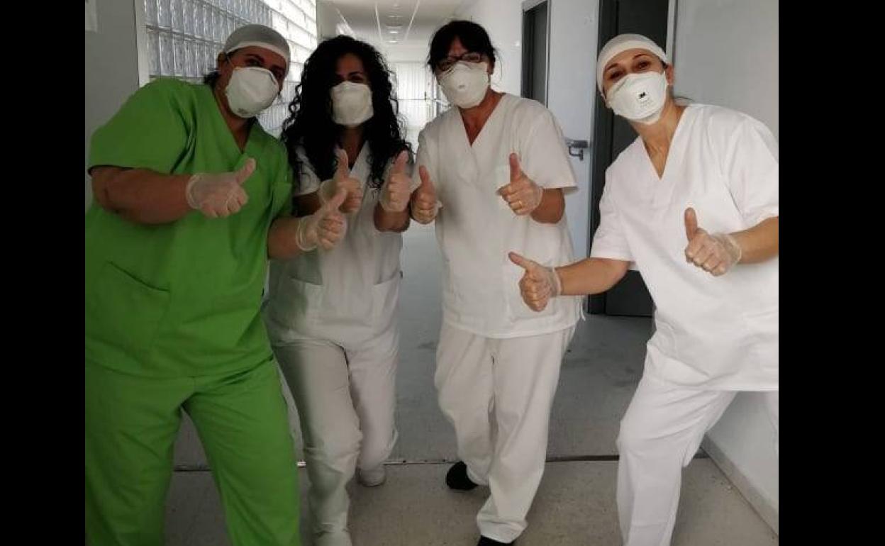 María Teresa, la tercera por la izquierda, junto a algunas de sus compañeras del centro. 