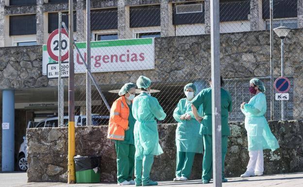 Plasencia. Sanitarios a las puertas de las Urgencias generales –ahora hay otra específica para afecciones respiratorias– del hospital Virgen del Puerto. 