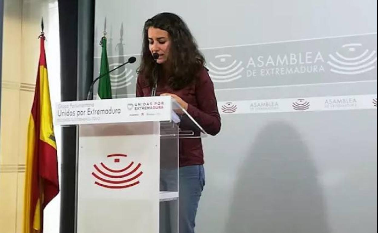 Imagen de archivo de la portavoz de Unidas por Extremadura en la Asamblea, Irene de Miguel, en rueda de prensa