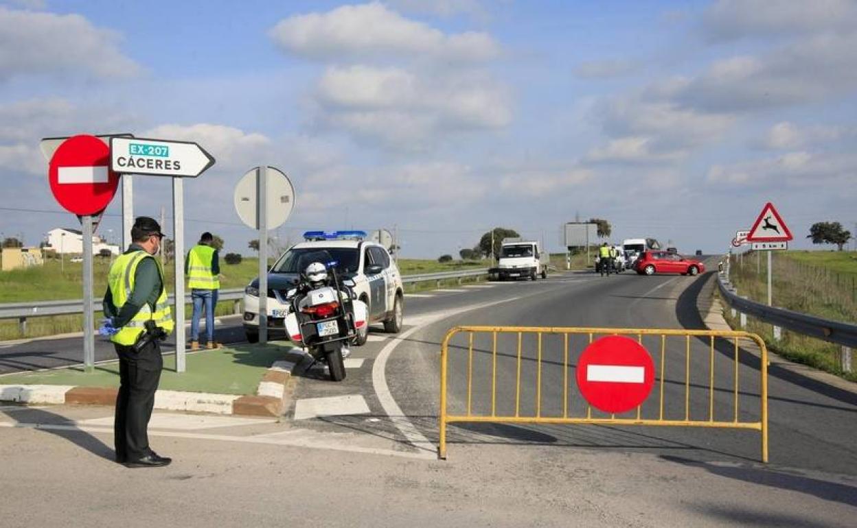 El 13 de marzo, la Guardia Civil se apostó en las entradas y salidas de la localidad. 