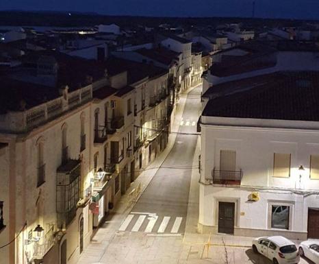 Calle de Arroyo de la Luz, vacía por la noche.