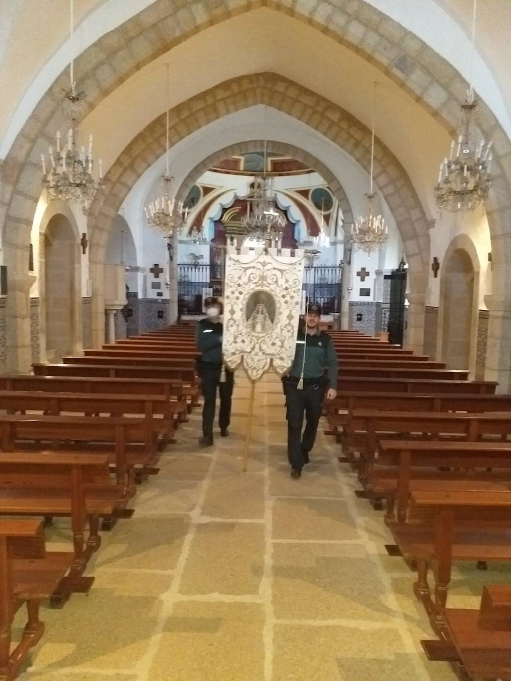 Imagen secundaria 1 - La Guardia Civil transporta el estandarte hasta la iglesia Ntra. Sra. de la Asunción.En la segunda, recogida del estandarte en el santuario por la Guardia Civil. 