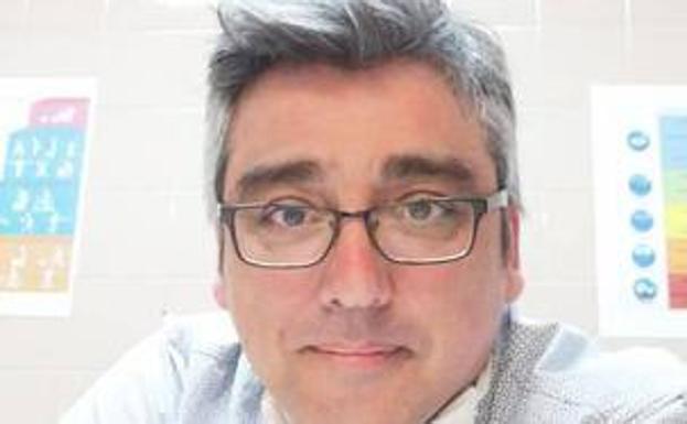 Luis Miguel Lara Godoy | Enfermero. Diseñador de las batas . «Las batas nos han costado menos que las que vienen de China porque la confección ha sido altruista»