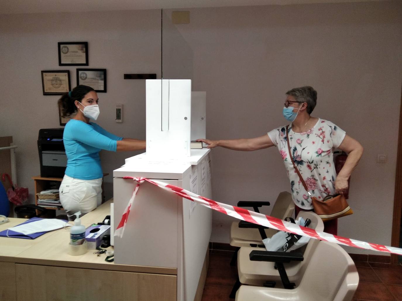 Préstamo de un libro cumpliendo con las medidas de seguridad. 