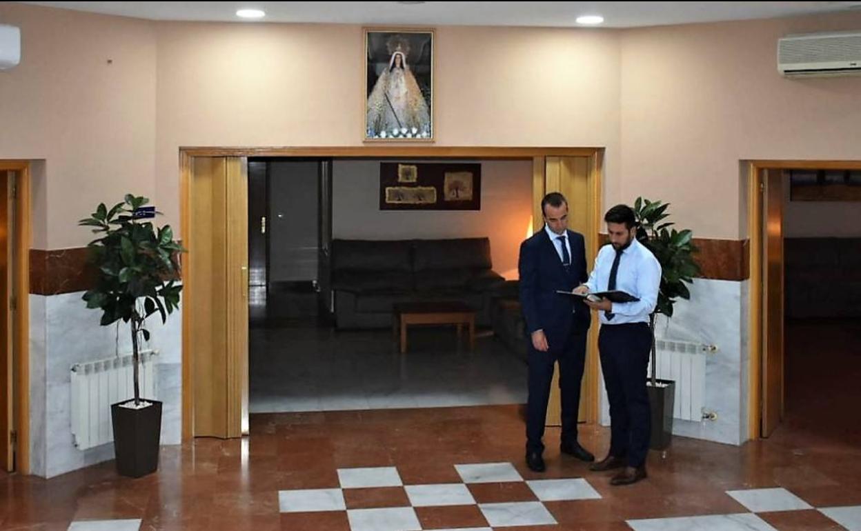 Javier Boyero, a la derecha, junto a su compañero en el tanatorio. 