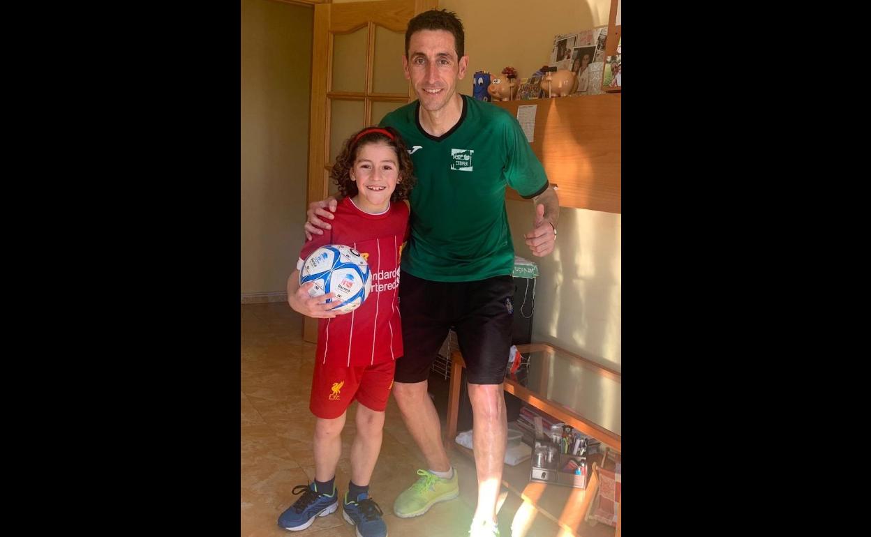 Tiago Polo, junto a su padre Santi, exfutbolista y entrenador.