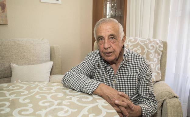 Miguel Ángel Gálvez en su casa de Badajoz.