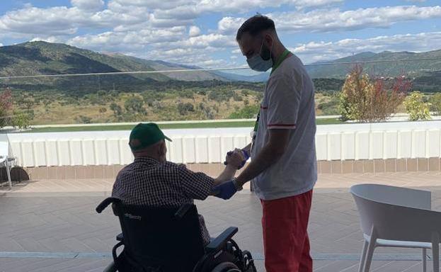 Residencia Ciudad Jardín de Plasencia. El terapeuta Sergio Oliva trabajando con un anciano.