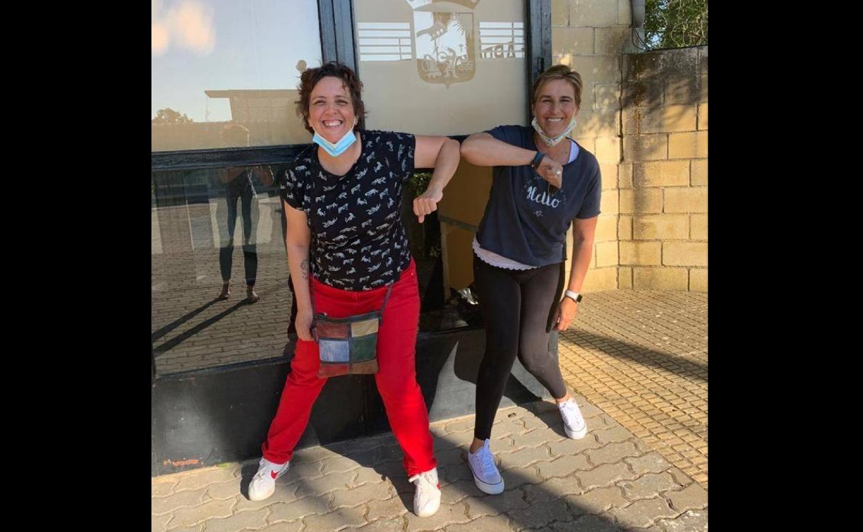 Carmen 'Make' Carrasco y María José Tato, a las puertas del Pabellón de Arroyo de la Luz. 