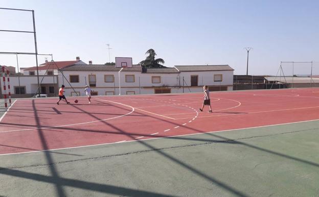 Imagen principal - 20 niños están participando en las actividades de 'Diviértete Extremadura'