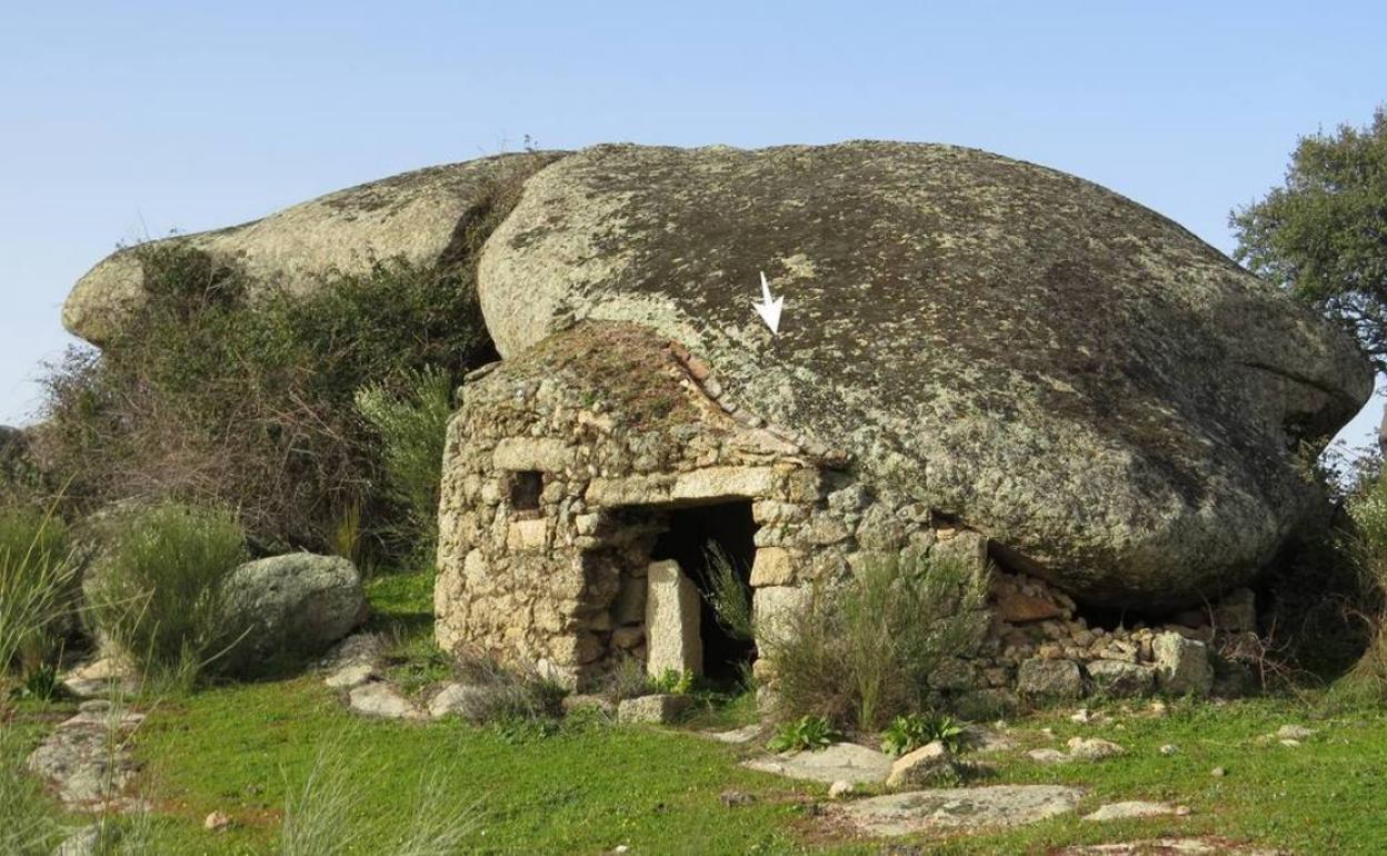 El buhío de Frasco Díez, en Malpartida de Cáceres; la flecha indica un goterón. 
