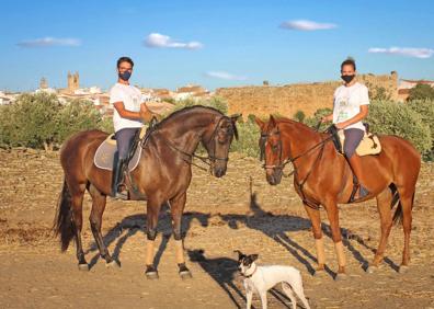 Imagen secundaria 1 - Arroyo de la Luz lanza una nueva campaña a través de una venta de camisetas