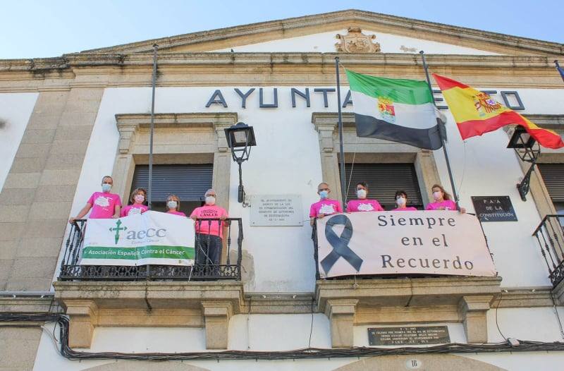 El Ayuntamiento recibe a la Junta Local de la AECC. 
