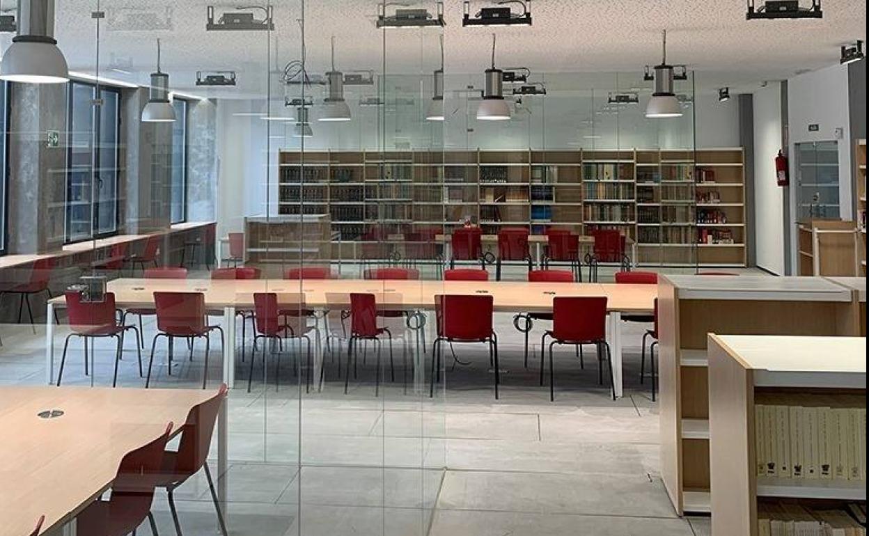 Sala de estudios de la biblioteca. 