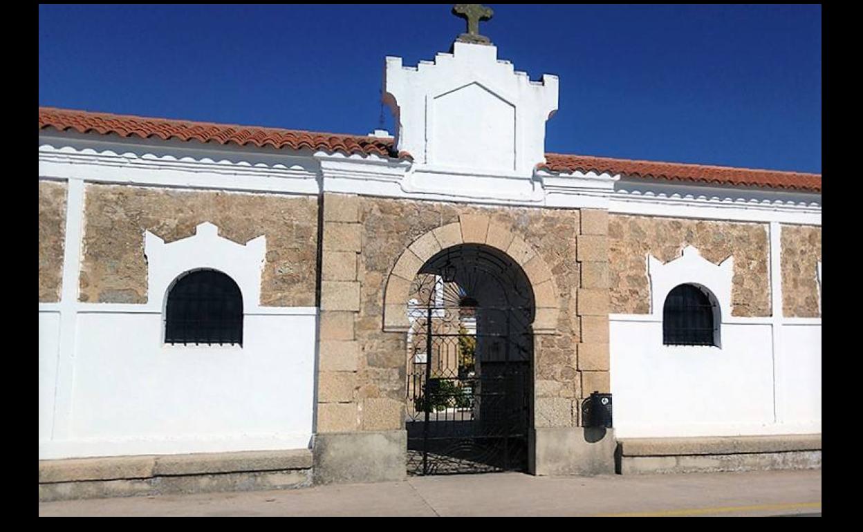 Puerta de entrada del cementerio de Arroyo de la Luz. Imagen de archivo. 