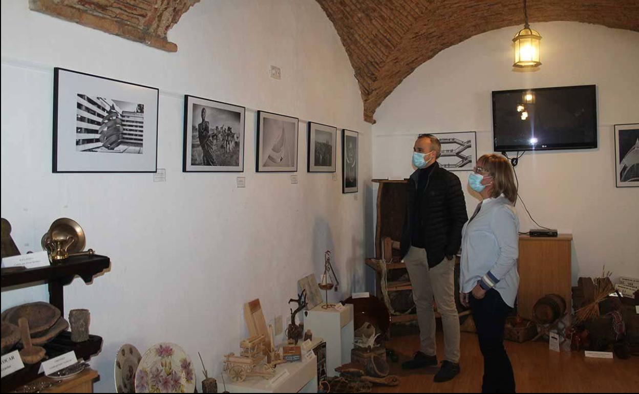 l alcalde de Arroyo, Carlos Caro, y la concejala Mercedes Pérez, visitan e inauguran la exposición. 