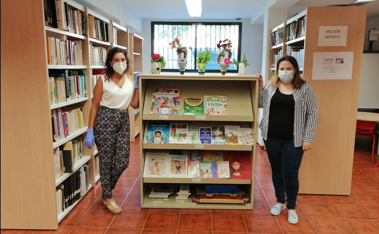 Las bibliotecarias, Esther Cordero y Noelia Bello. 