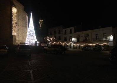Imagen secundaria 1 - Ayer se encendió el alumbrado navideño en Arroyo de la Luz