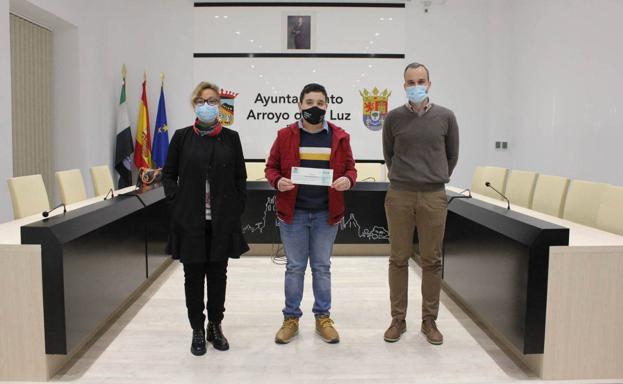 Rubén Salcedo, junto al alcalde, Carlos Caro y a la directora, Nina Bañegil.