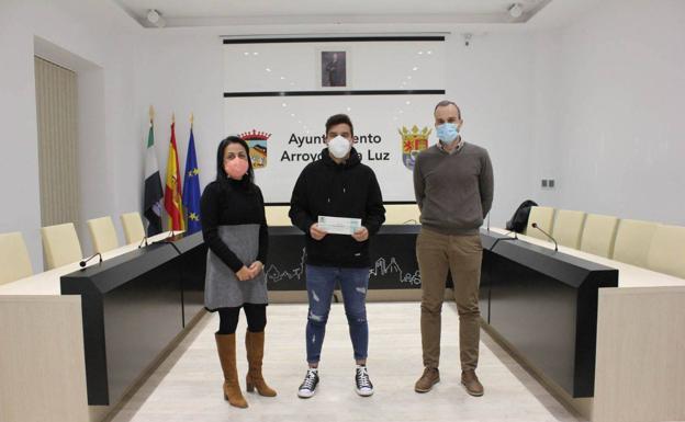 Jorge Pajares, hermano de Isabel Pajares, junto al alcalde, Carlos Caro y a la directora, María Ángeles Moreno.. 