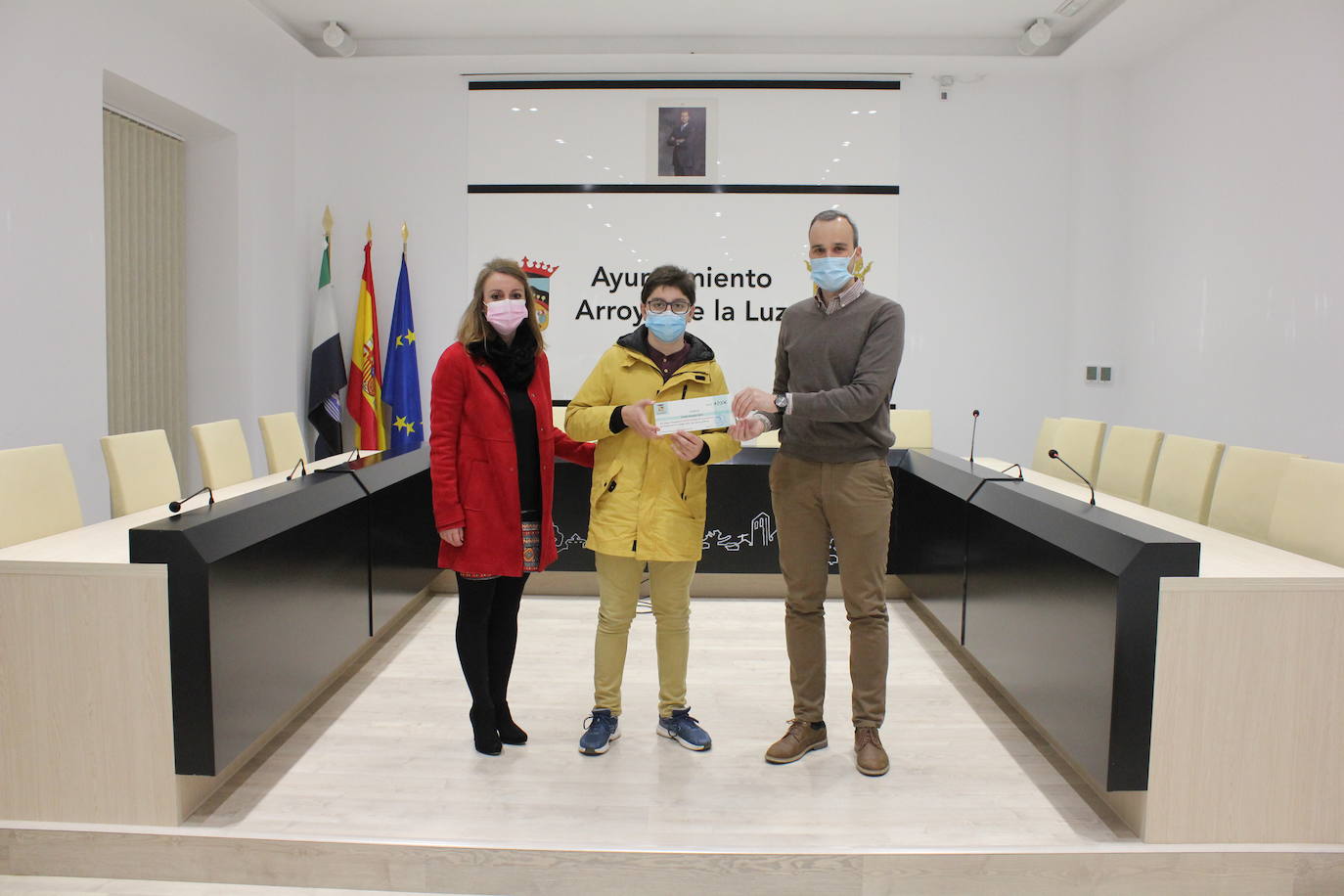 Sergio Bermejo junto al alcalde, Carlos Caro y la directora, Sandra Rodríguez. 