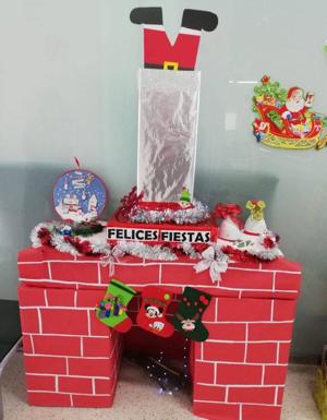 Imagen principal - Los trabajadores de la residencia de mayores elaboran un programa navideño para los residentes