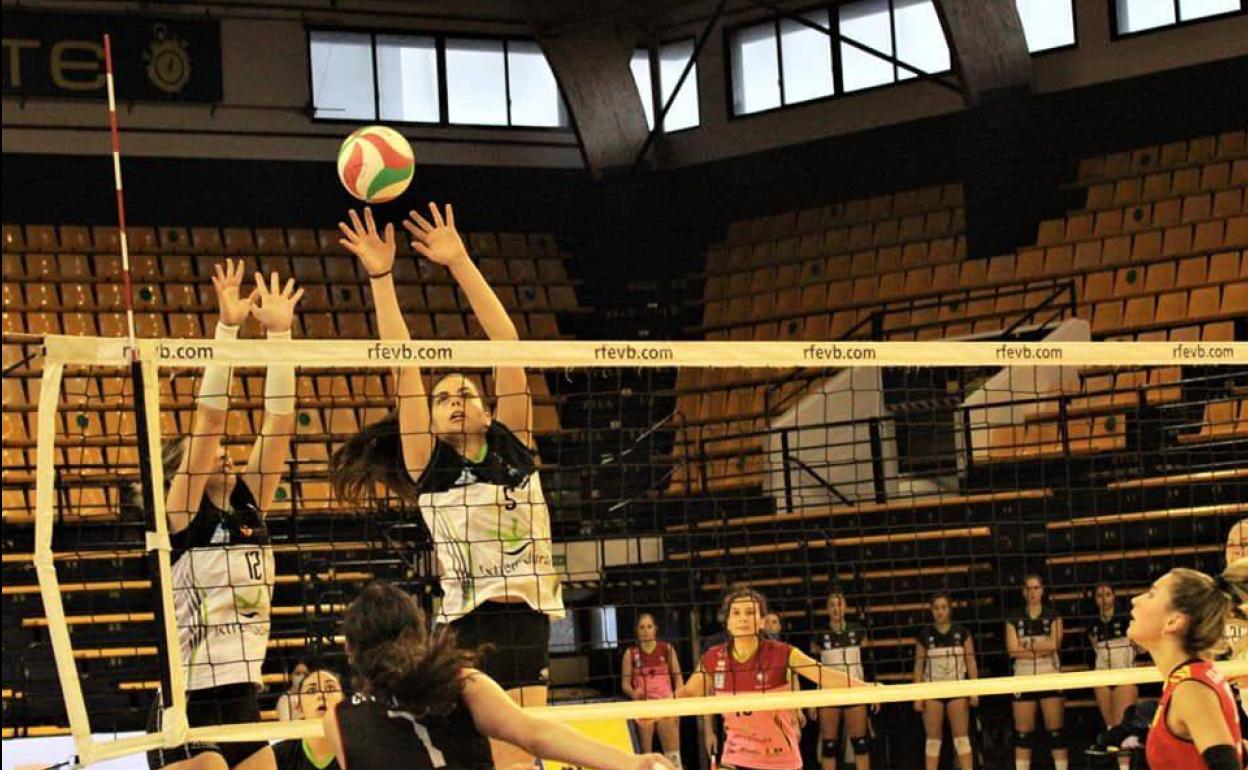 El bloqueo del Extremadura Arroyo no fue capaz de parar el gran ataque del VP Madrid. 