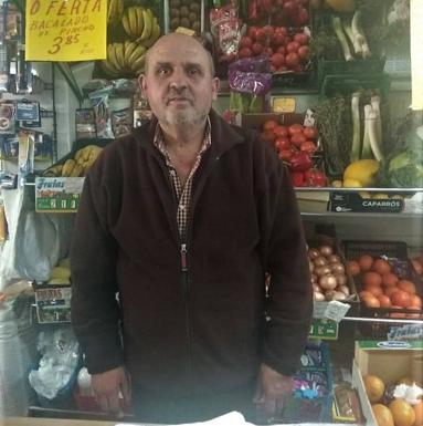Cándido Robledo en su tienda de alimentación. 