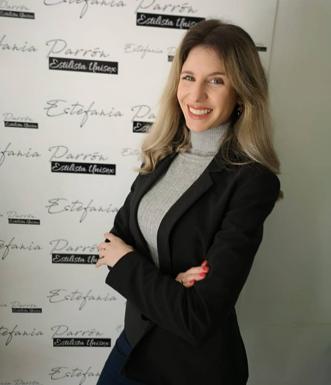 Estefaní Parrón en su peluquería. 