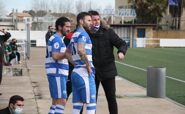 Miguel Ángel Ávila da instrucciones antes de un doble cambio. 
