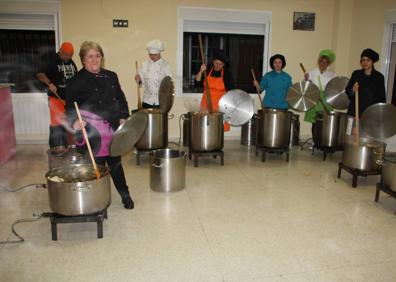 Imagen secundaria 1 - Arriba, la popular degustación. Debajo, cocinando las coles la noche anterior y una ración de coles con buche. 