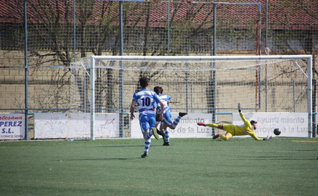 Imagen principal - El Arroyo consigue 3 puntos en casa frente al Llerenense