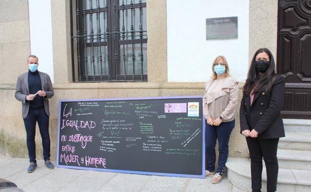 Imagen principal - Pizarra en el Ayuntamiento. 