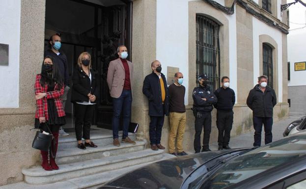 Minuto de silencio en la puerta del Ayuntamiento. 
