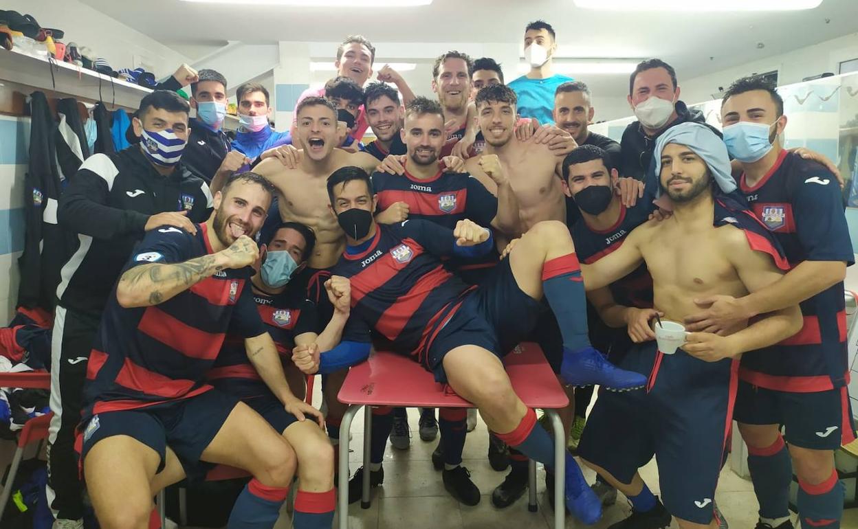 El equipo celebrando el triunfo en el vestuario. 