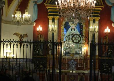 Imagen secundaria 1 - Un gran número de arroyanos se han acercado hasta la ermita de la Luz a escuchar la misa del Día de la Luz