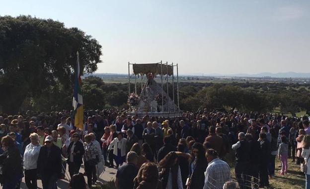 Precesión de la Patrona alrededor de la ermita antes de comenzar las carreras de caballos. 