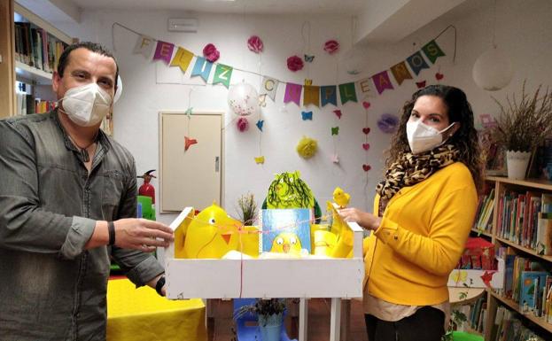 Responsable del la Biblioteca entregando cajas sensociales al Colegio Público Ntra Sra de la Luz. 
