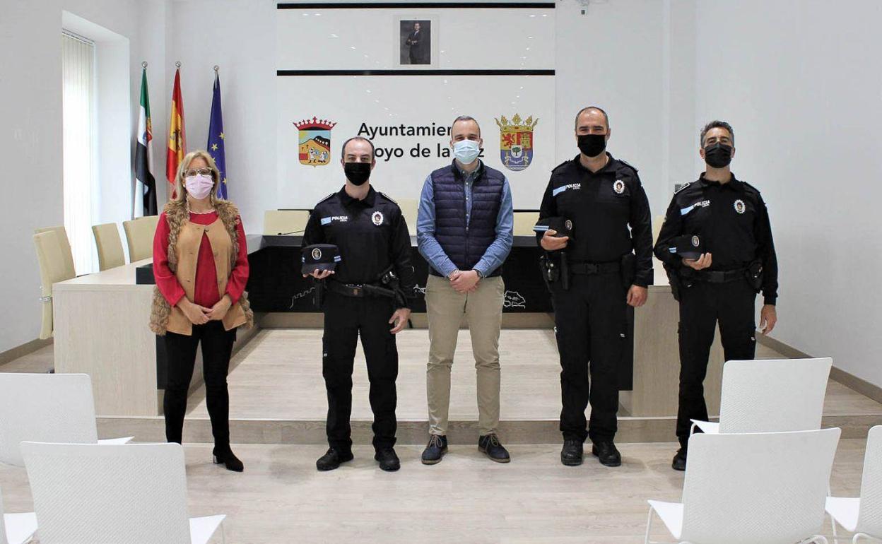 De Izquierda a derecha, la concejala Mercedes Pérez, el agente José Manuel Pinilla, el alcalde Carlos Caro, el agente Manuel Berrocal y el agente Jesús Martín.