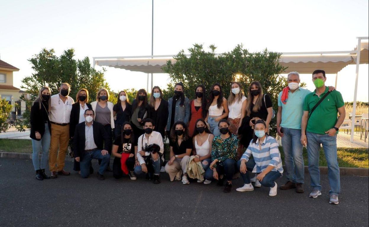 Asistentes a la cena de despedida posan al comienzo de la misma. 