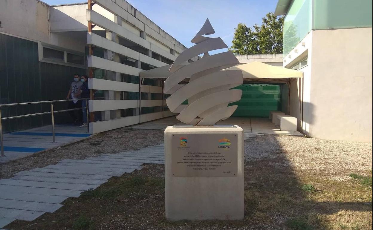 Monumento a los donantes de sangre en el Centro de Salud de Arroyo de la Luz. 