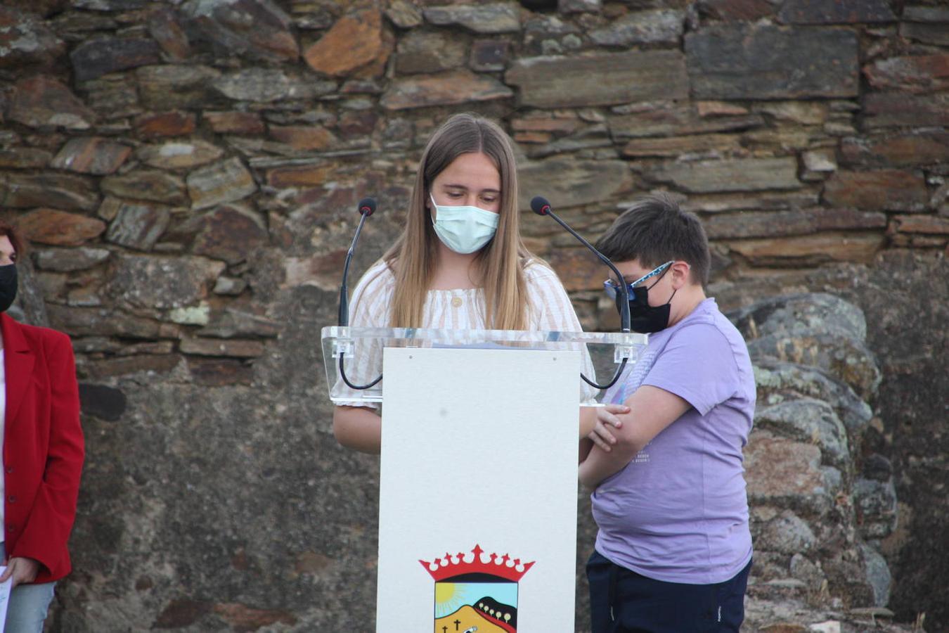 Marta Anguí e Iván Márquez, miembros del consejo de Participación Infantil- Adolescente de Arroyo de la Luz, leyeron unas palabras sobre el medio ambiente