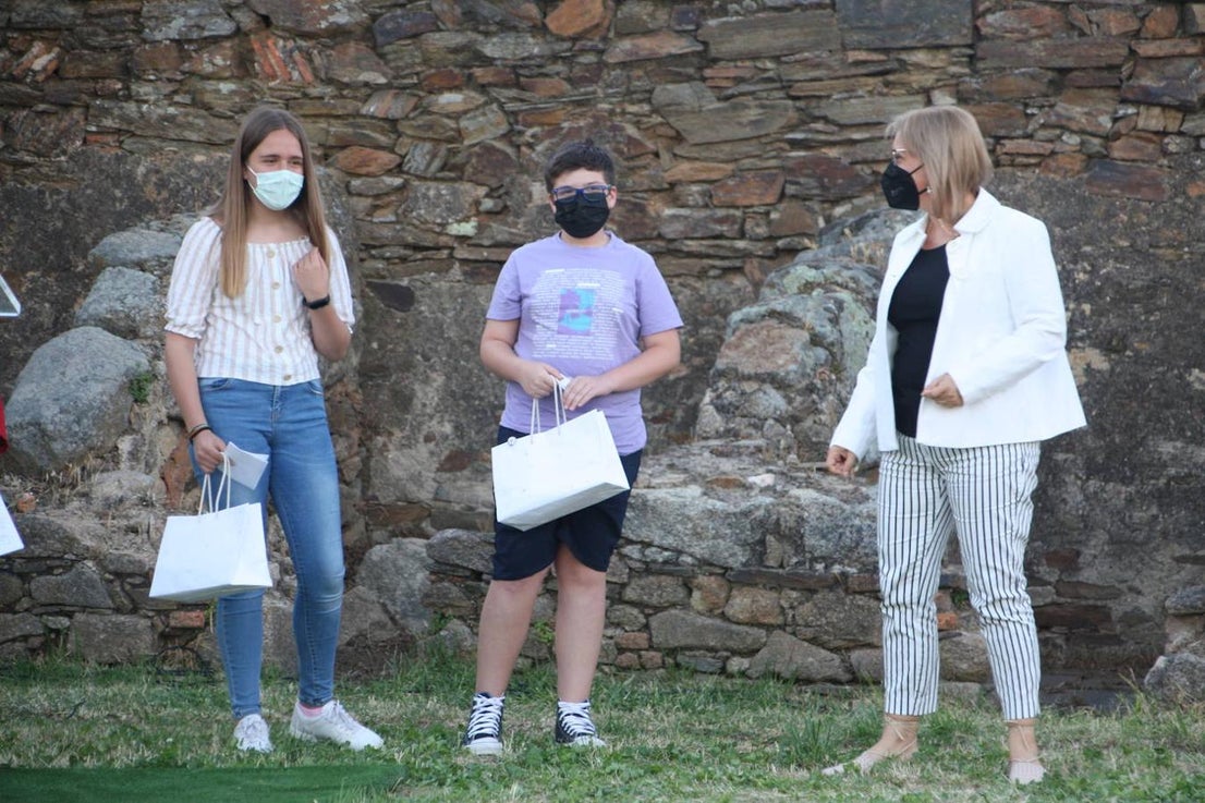 Ambos recibieron un detalle de parte del Ayuntamiento