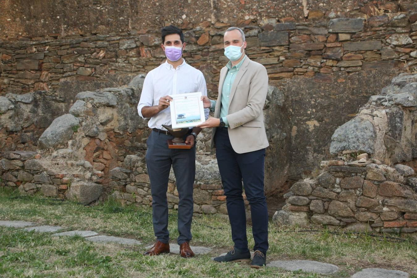 Este año, a título póstumo, se entregó el Candil Honorífico de la Dehesa, a Charo Cordero Martín, presidenta de la Diputación de Cáceres (2015-2020), recogiendo el premio su sobrino