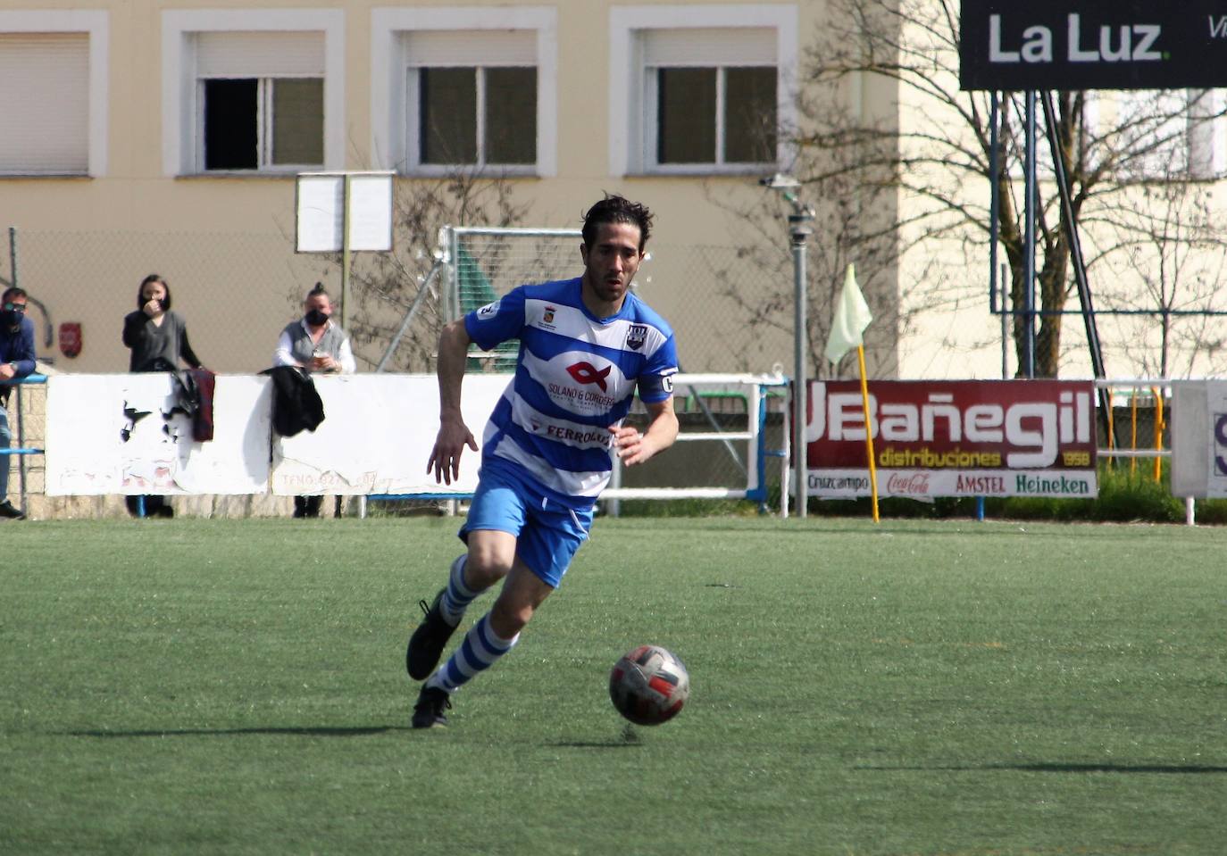 Primer jugador renovado, Asier, el capitán del club blanquiazul. 